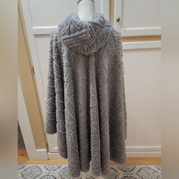 Cozy Gray Hooded Fuzzy Sherpa Fleece Poncho NWOT - Picture 4 of 11
